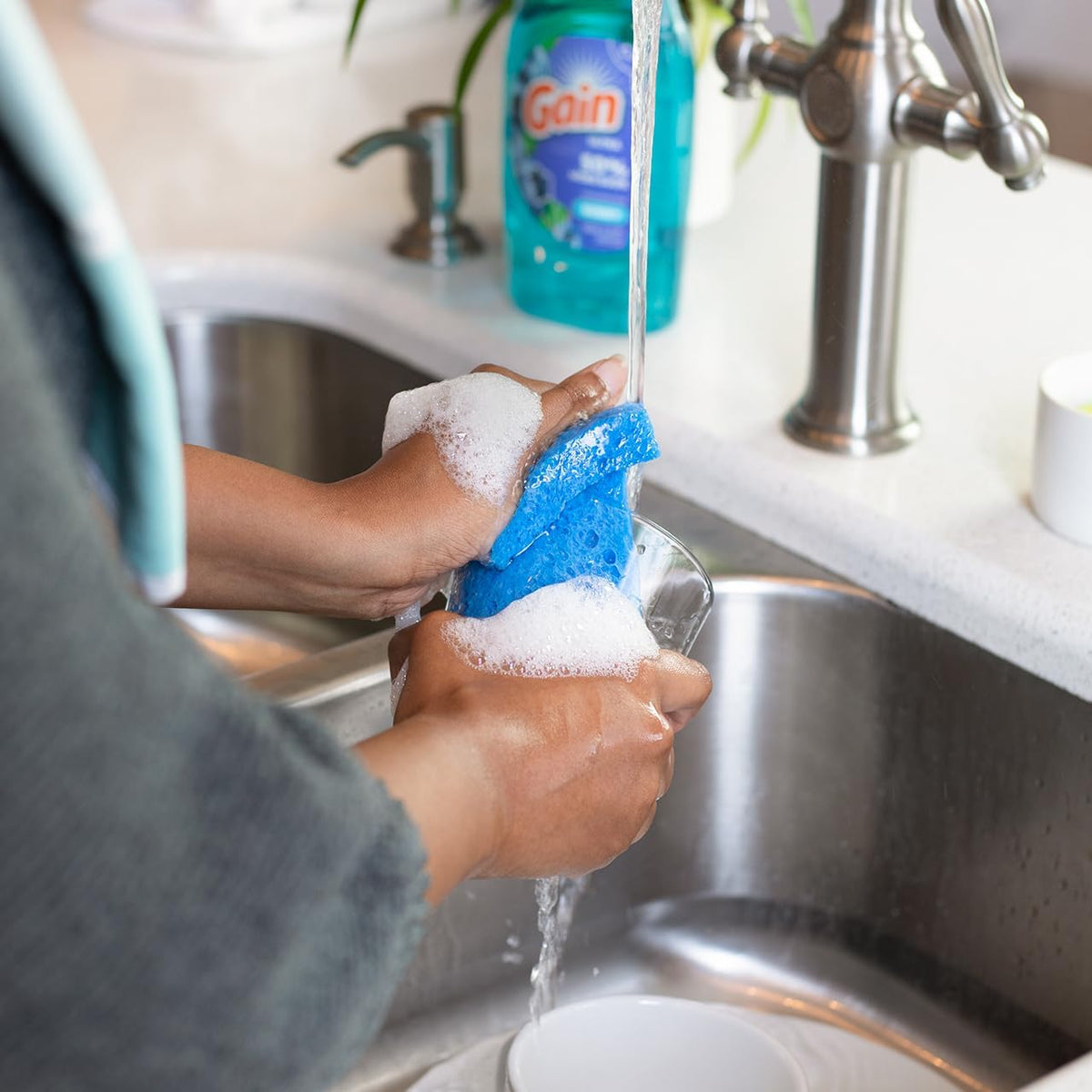 Gain Ultra + Bleach Alternative Dish Soap, Dishwashing Liquid, Honey Berry Hula, 21.6 Fl Oz